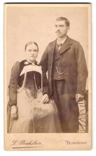 Fotografie L. Bechstein, Burgdorf, Bahnhofstrasse, Ehepaar in traditioneller Kleidung