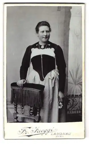 Fotografie Fr. Jaeggi, Langnau /Bern, Porträt einer Frau in Tracht