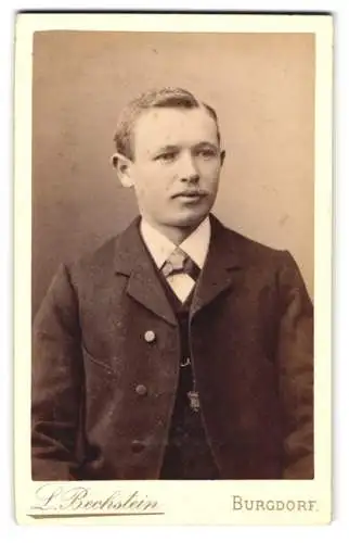 Fotografie L. Bechstein, Burgdorf, Bahnhofstr., Porträt eines Herrn in eleganter Kleidung