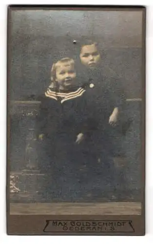 Fotografie Max Goldschmidt, Oederan i. S., Zwei Kinder vor einem Geländer