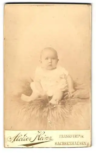Fotografie Atelier Heinz, Frankfurt am Main, Brückenstrasse 54, Porträt eines Kleinkindes
