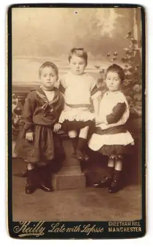 Fotografie Reilly, Manchester, Drei Kinder in festlicher Kleidung