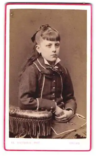 Fotografie Ed. Wettstein, Verviers, Rue de la Tranchée 34, Porträt eines Mädchens in eleganter Kleidung