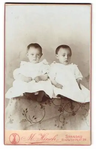 Fotografie M. Hirsch, Spandau, Breite Str. 26, Zwei Kleinkinder in weissen Kleidern