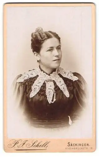 Fotografie P. J. Schell, Säckingen, Rheinbrückstr. 19, Porträt einer Frau mit Spitzenkragen