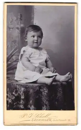 Fotografie P. J. Schell, Säckingen, Schützenstrasse 10, Porträt eines Kleinkinds