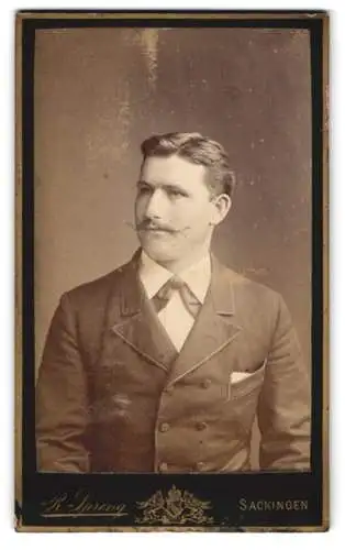 Fotografie R. Spreng, Säckingen, Eleganter Herr mit Schnurrbart