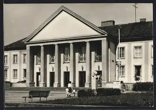 AK Seelow, Kulturhaus Erich Weinert mit Passanten
