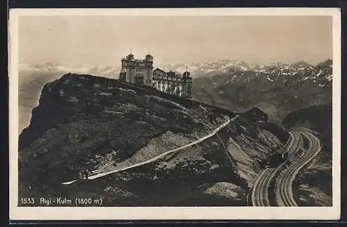 AK Rigi-Kulm, Gebäude, Strasse und Bahnstrecke mit Bahn aus der Vogelschau