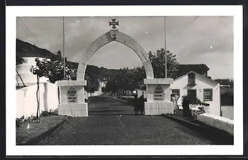 AK Azoren, Strassenpartie mit Bogen