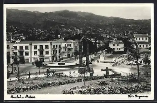 AK Funchal /Madeira, Strassenpartie mit Passanten