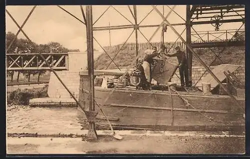 AK Le Charbonnage, Déversement d`une berline dans un bateau, Verladen von Kohlen auf einem Schiff