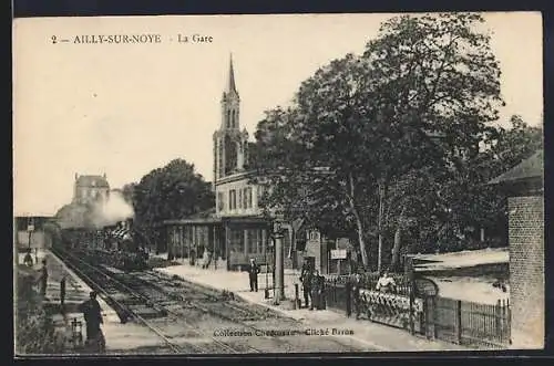 AK Ailly-sur-Noye, La gare, Eisenbahnzug fährt in den Bahnhof ein
