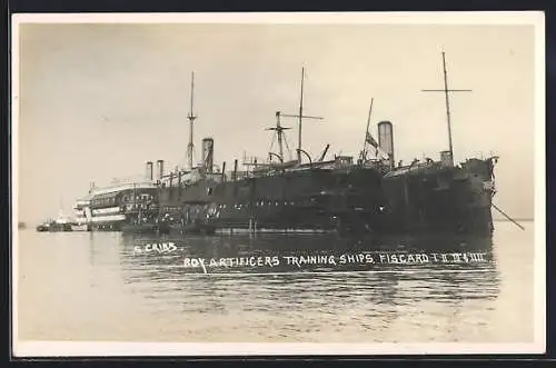 AK Kriegsschiff Fisgard, Training Ship, liegt vor Anker