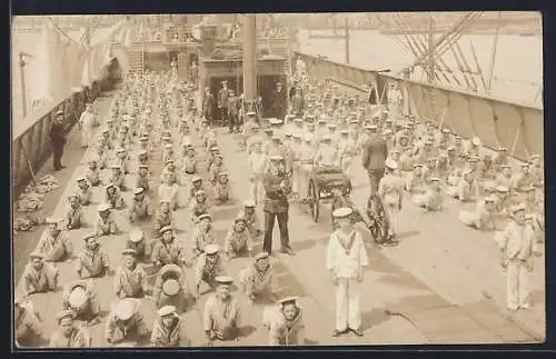 Foto-AK TS Exmouth, Matrosen an Deck