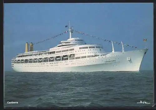 AK Dampfer Canberra auf See