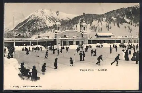 AK Davos-Platz, Eisbahn mit Wintersportlern und Gebirge im Hintergrund