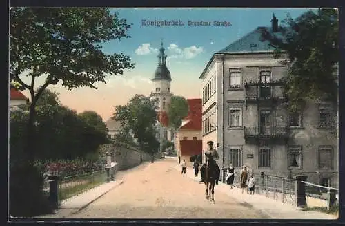 AK Königsbrück, Blick in die Dresdner Strasse mit Reiter