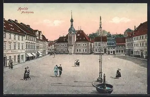 AK Apolda, Passanten auf dem Marktplatz, Blick auf das Rathaus