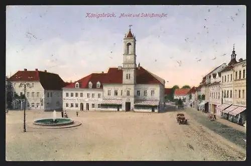 AK Königsbrück, Markt mit Brunnen u. Blick in die Schlossstrasse