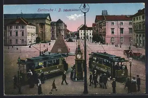 AK Karlsruhe, Marktplatz mit Strassenbahnen, Uhrenturm und Pyramide