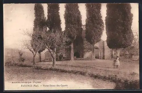 AK Fayence, Notre-Dame des Cyprès et allée de cyprès majestueux