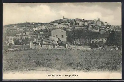 AK Fayence, Vue générale du village sur la colline