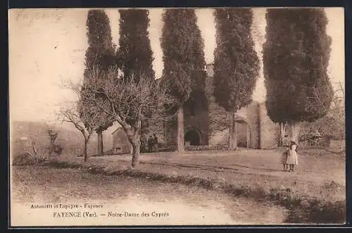 AK Fayence, Notre-Dame des Cyprès et allée de cyprès majestueux