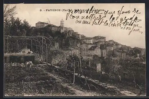 AK Fayence, Vue générale depuis la colline avec fortifications et village en arrière-plan