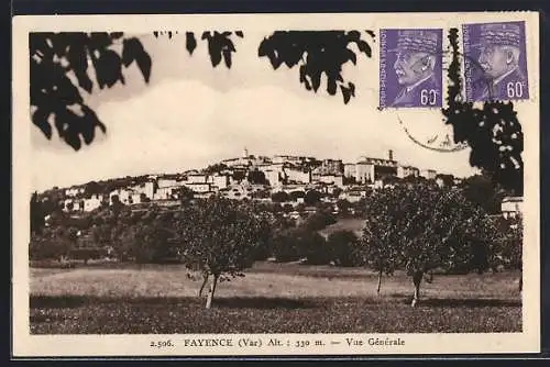 AK Fayence, Vue générale du village sur la colline