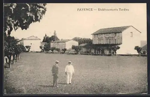 AK Fayence, Établissements Tardieu et jardin avec deux personnes
