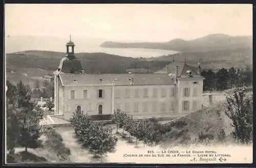 AK La Croix, Le Grand Hôtel avec vue sur le lac et les collines environnantes