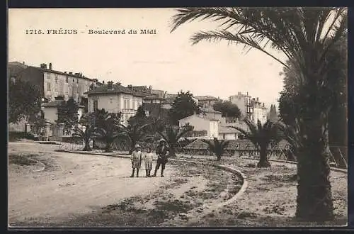 AK Fréjus, Boulevard du Midi avec palmiers et promeneurs