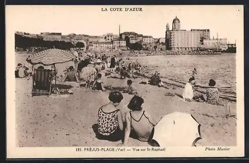 AK Fréjus-Plage, Vue sur St-Raphaël depuis la plage animée de la Côte d`Azur