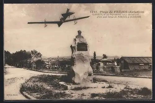 AK Fréjus, Plage avec avion survolant le monument, Garros 23 septembre 1913