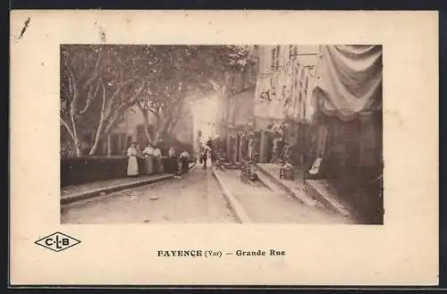 AK Fayence, Grande Rue animée avec passants et boutiques