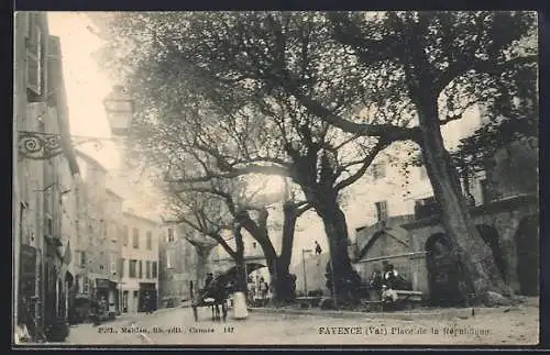 AK Fayence, Place de la République avec grands arbres et passants