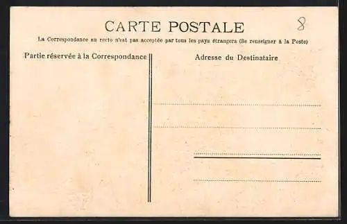 AK Fayence, Place de la République avec grands arbres et passants