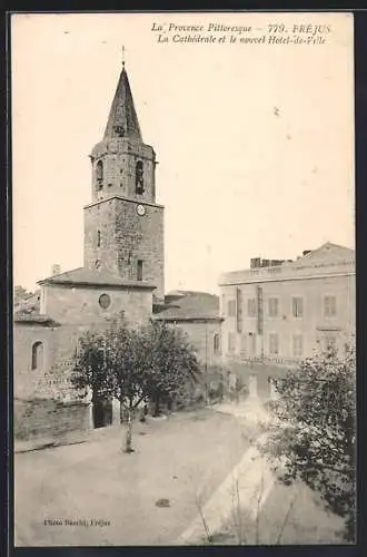 AK Fréjus, La Cathédrale et le nouvel Hôtel-de-Ville