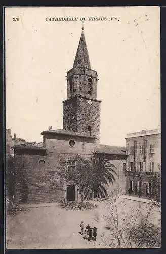 AK Fréjus, Cathédrale et place avec passants