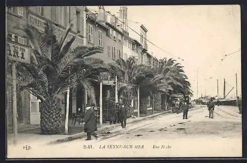 AK La Seyne-sur-Mer, Rue Hoche avec palmiers et passants
