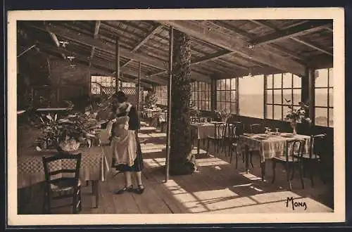 AK Toulon, Intérieur du Restaurant des Palmiers avec serveuse et tables dressées