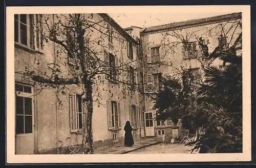 AK Toulon, Cour intérieure de la Clinique Malartic avec une religieuse en promenade