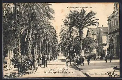 AK Hyères, Boulevard des Palmiers animé avec calèches et passants