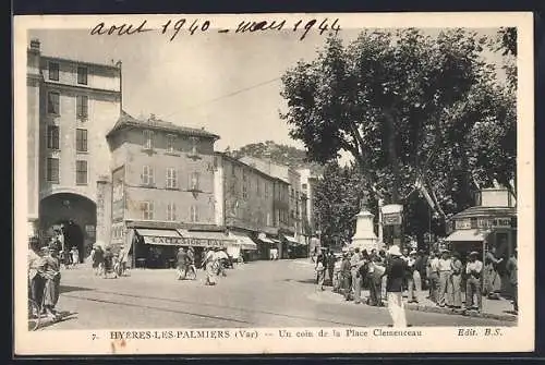 AK Hyères-les-Palmiers, Un coin de la Place Clemenceau avec passants et commerces
