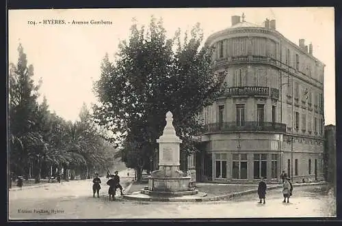 AK Hyères, Avenue Gambetta avec monument et immeuble élégant