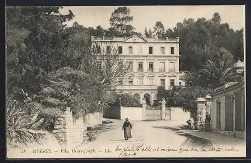 AK Hyères, Villa Henri-Joseph entourée de verdure et d`une allée ombragée