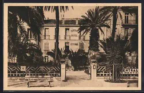 AK Hyères, Facade du Central-Hôtel avec palmiers et jardins luxuriants