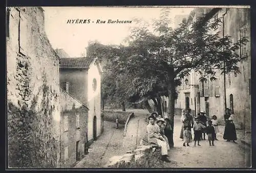 AK Hyères, Rue Barbecane avec habitants et arbres