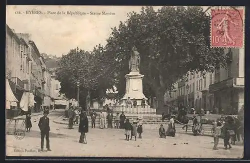 AK Hyères, Place de la République avec la statue Masson et scène animée